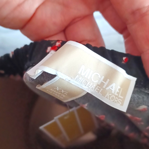 MK Off shoulder Blouse - Picture 5 of 6